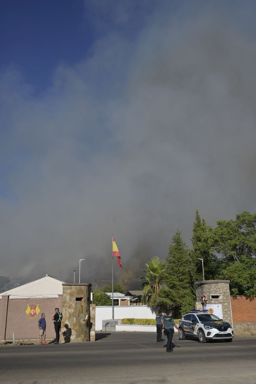 Fotos | Así es el incendio que obliga a desalojar un complejo deportivo en Badajoz