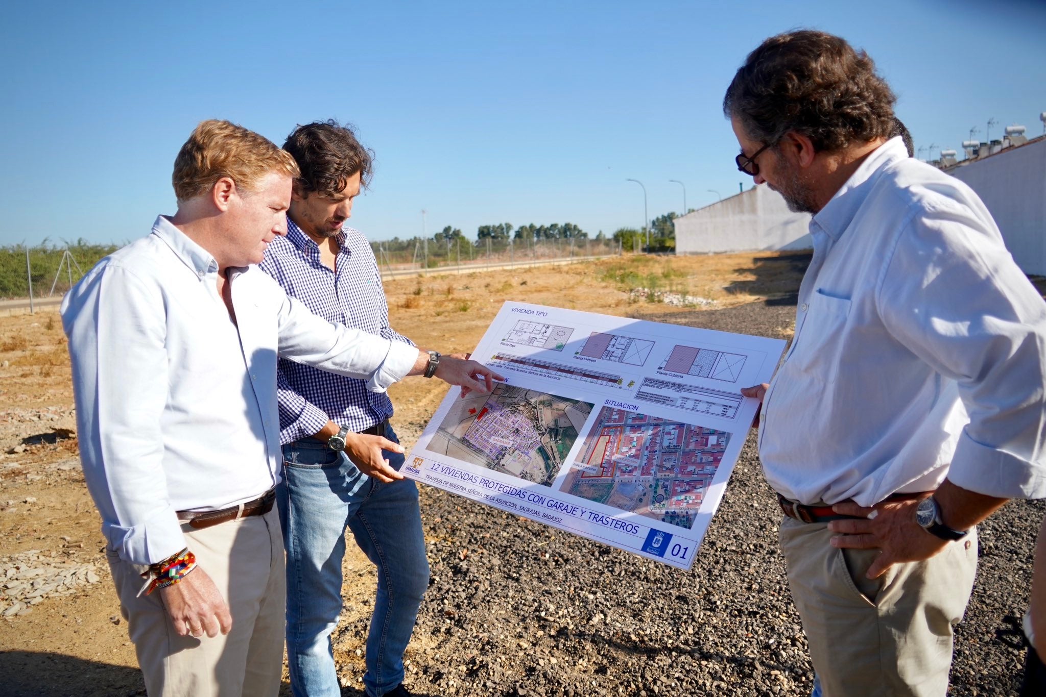 El alcalde, el concejal Urueña y el alcalde pedáneo Gil, ayer en los terrenos.