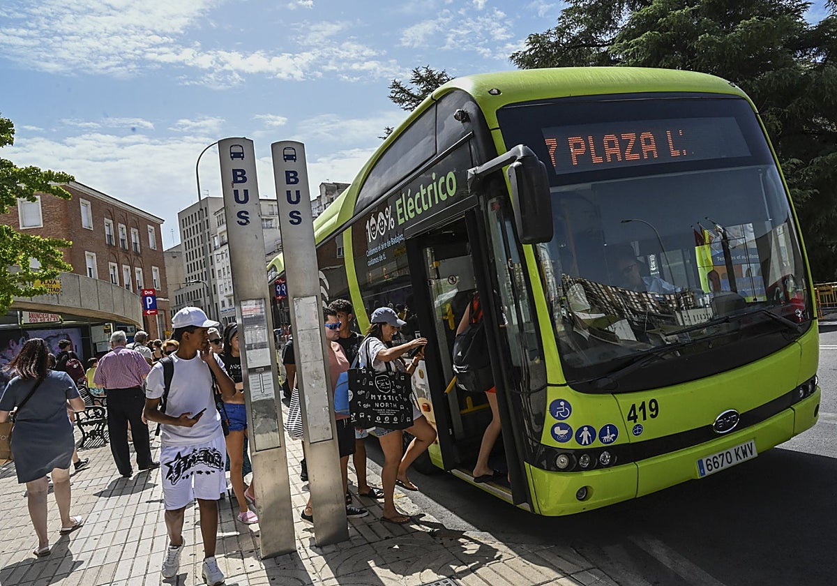 Jóvenes subiendo al autobús urbano en Badajoz.