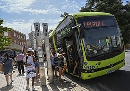 Jóvenes subiendo al autobús urbano en Badajoz.
