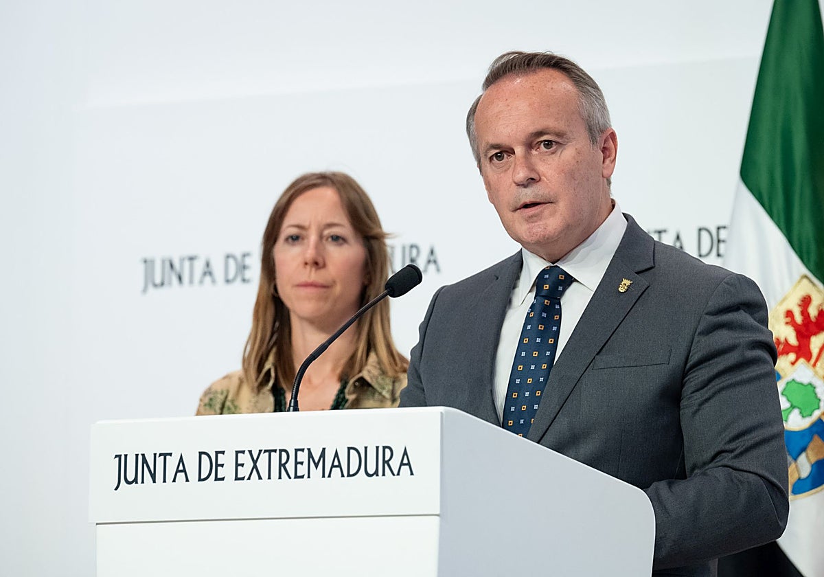 La secretaria general de Vivienda, Lidia López; y el consejero de Infraestructuras, Manuel Martín Castizo.