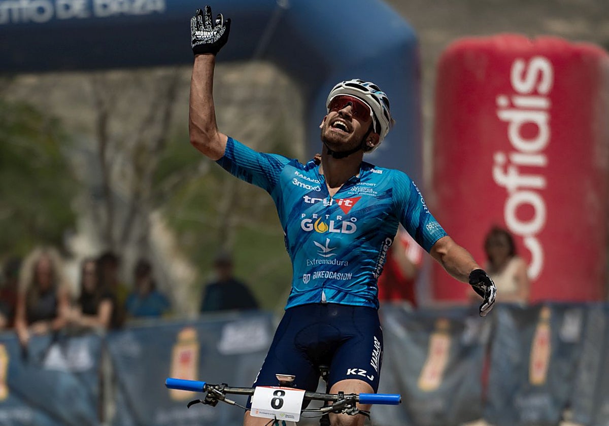 Juan Luis Pérez celebra su quinto puesto en el Campeonato de España como una victoria.
