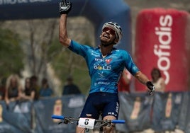 Juan Luis Pérez celebra su quinto puesto en el Campeonato de España como una victoria.