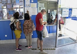 Usuarios comprando bonos de autobús urbano en Badajoz.