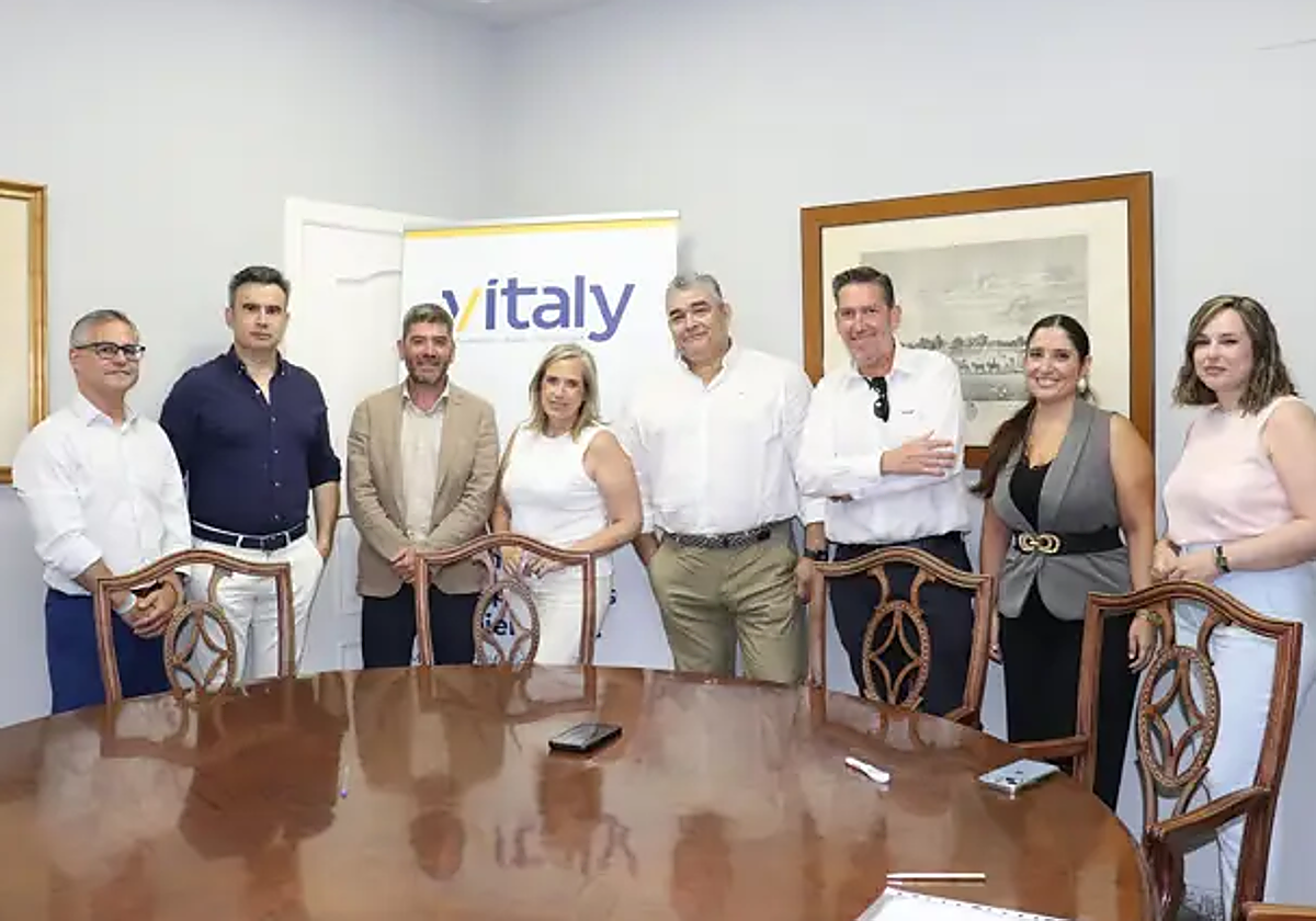 Foto de familia de los representantes de ambas empresas.