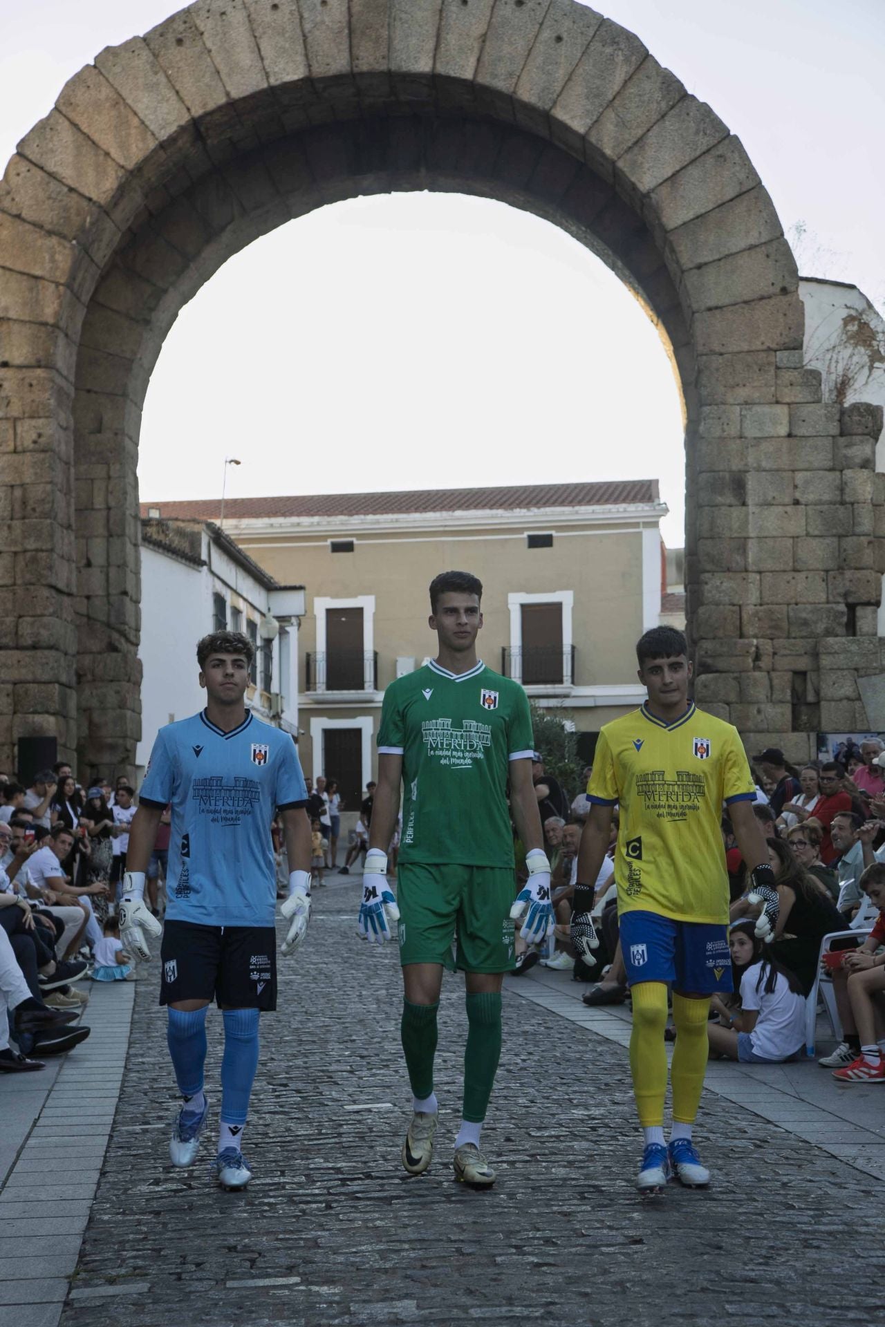 Fotos | Así ha sido la presentación de la nueva equipación del Mérida