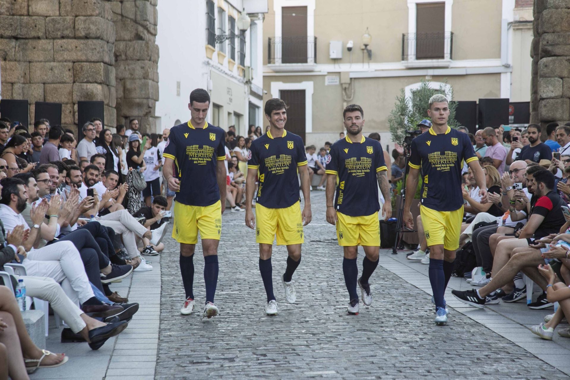 Fotos | Así ha sido la presentación de la nueva equipación del Mérida