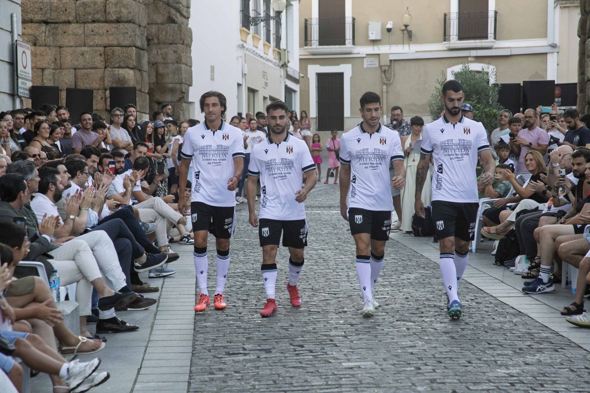 Fotos | Así ha sido la presentación de la nueva equipación del Mérida