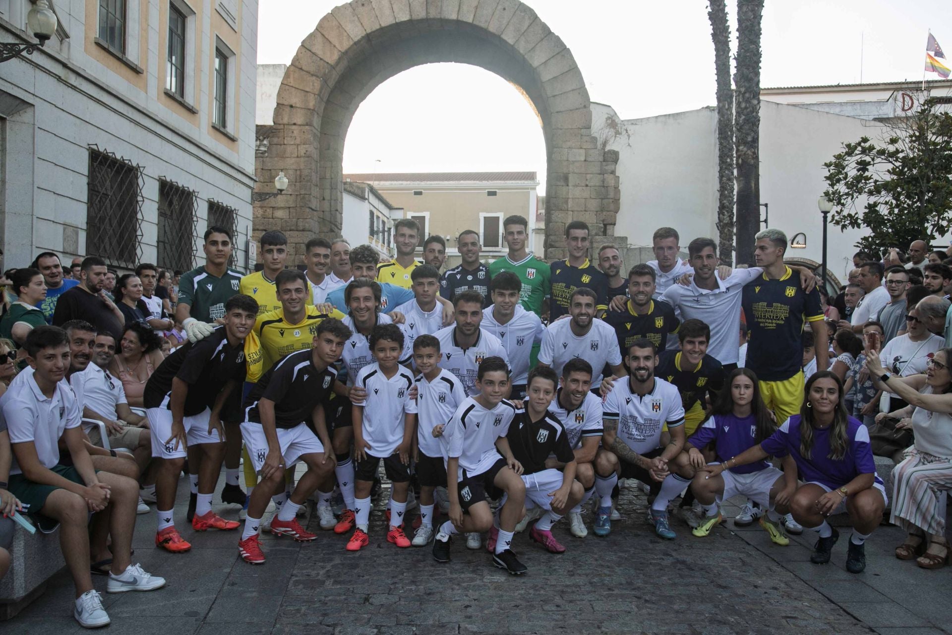 Fotos | Así ha sido la presentación de la nueva equipación del Mérida