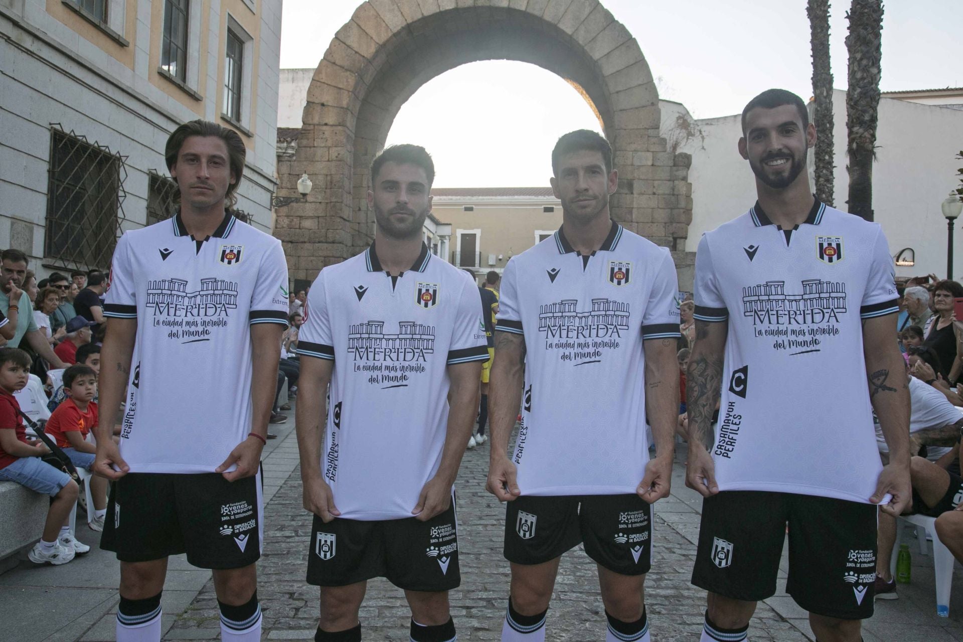 Fotos | Así ha sido la presentación de la nueva equipación del Mérida