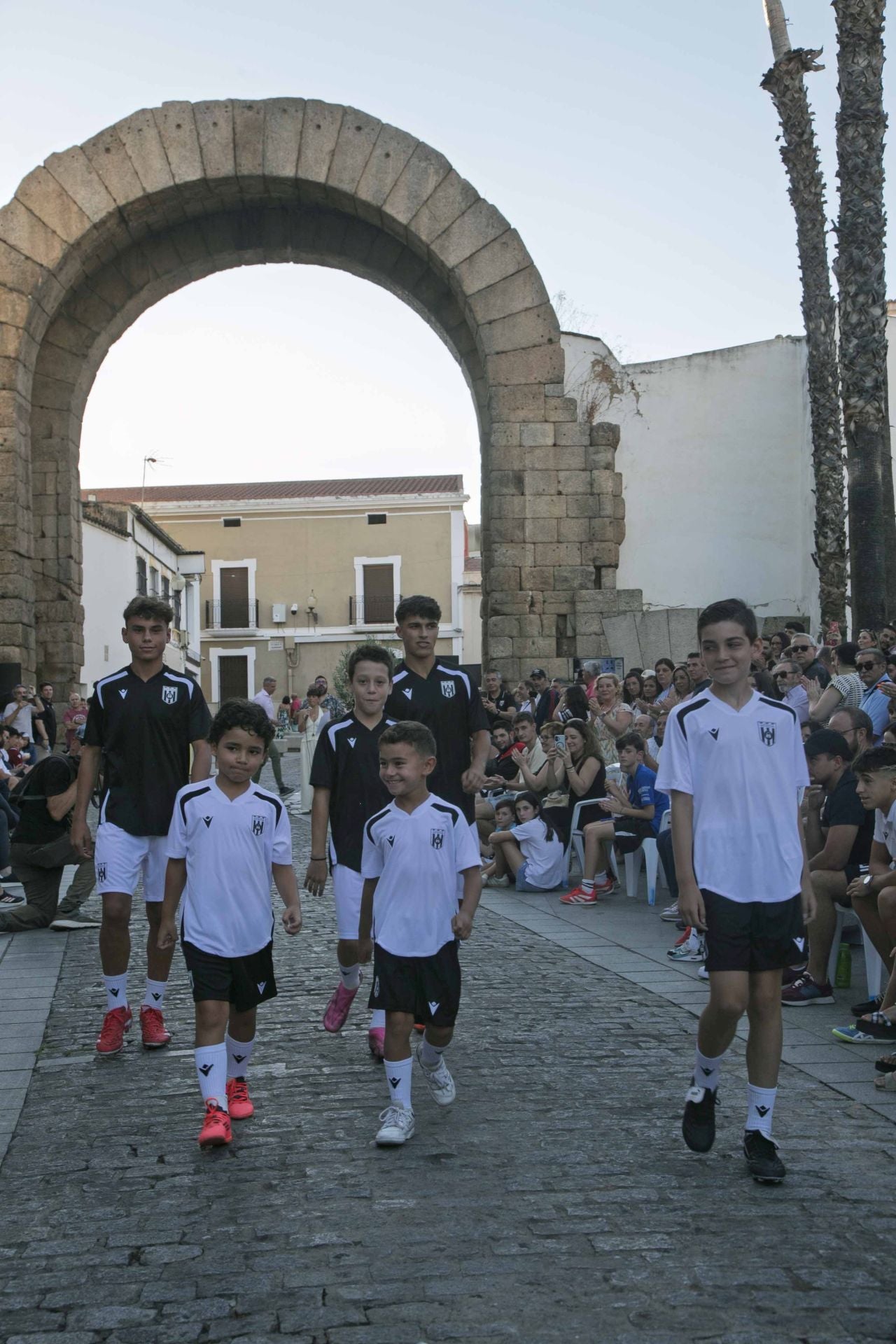 Fotos | Así ha sido la presentación de la nueva equipación del Mérida