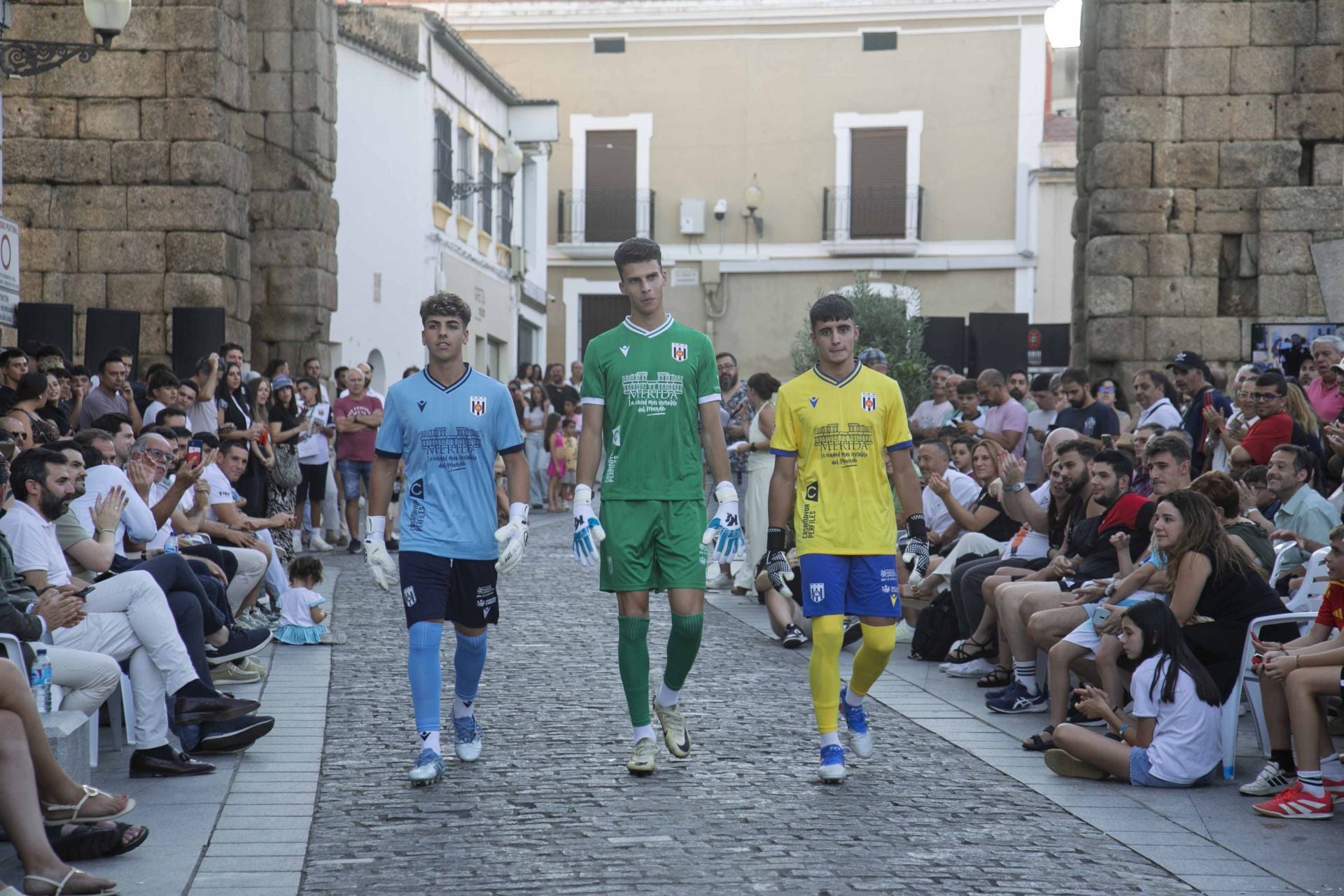Fotos | Así ha sido la presentación de la nueva equipación del Mérida