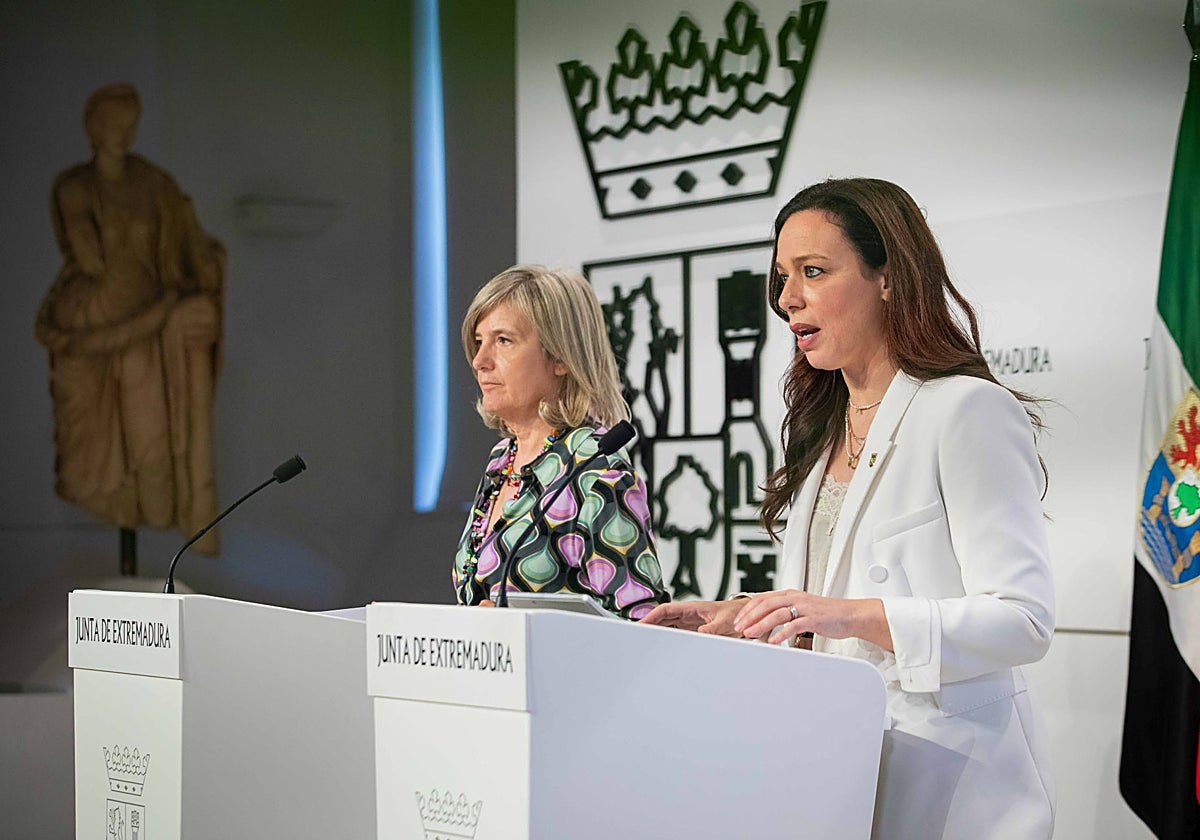 La portavoz de la Junta, Victoria Bazaga, junto a la consejera de Salud y Servicios Sociales, Sara García Espada.