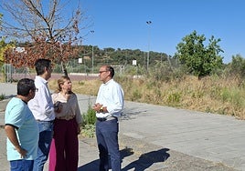 Visita este martes del alcalde y varios concejales al Junquillo, junto a la parcela donde se construirá el aparcamiento.