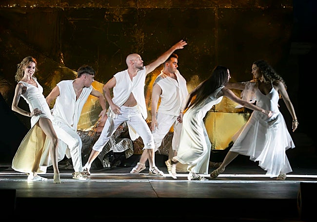 Integrantes del coro durante el montaje de Cleopatra