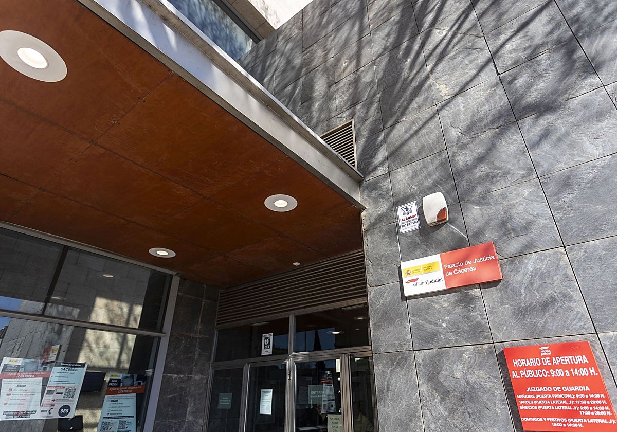 Entrada al Palacio de Justicia de Cáceres.