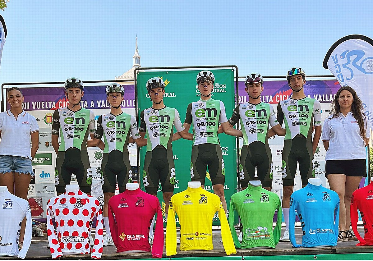 Compnentes del Electromercantil GR100 en la Vuelta a Valladolid.