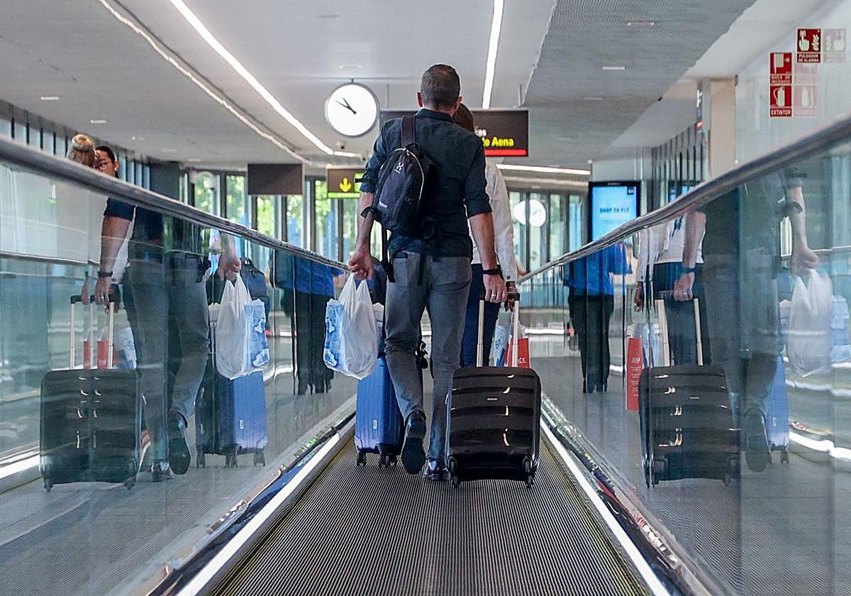 Un hombre con una maleta en el aeropuerto Adolfo Suárez-Madrid Barajas.