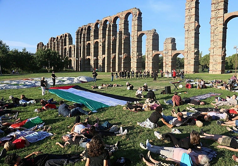 Simulación de los cadáveres de Gaza junto al acueducto de Los Milagros.