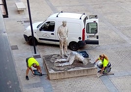 Operarios del Ayuntamiento de Plasencia trabajaron en el desmontaje a primera hora de la mañana.