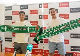 Emi e iván Fernández durante su presentación como nuevos jugadores del Cacereño.