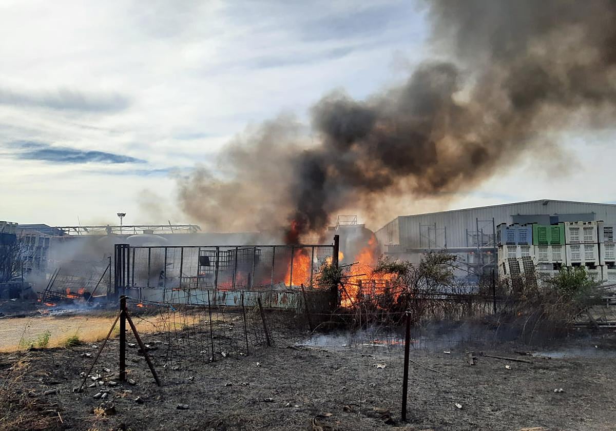 El fuego se encuentra activo tanto dentro de las instalaciones como en el exterior.