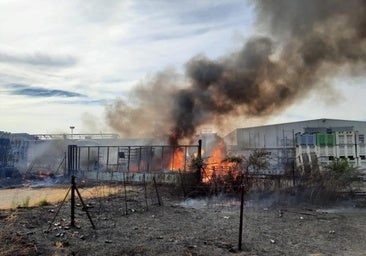 Los bomberos trabajan en un incendio de pastos junto a las instalaciones de Acenorca en Montehermoso