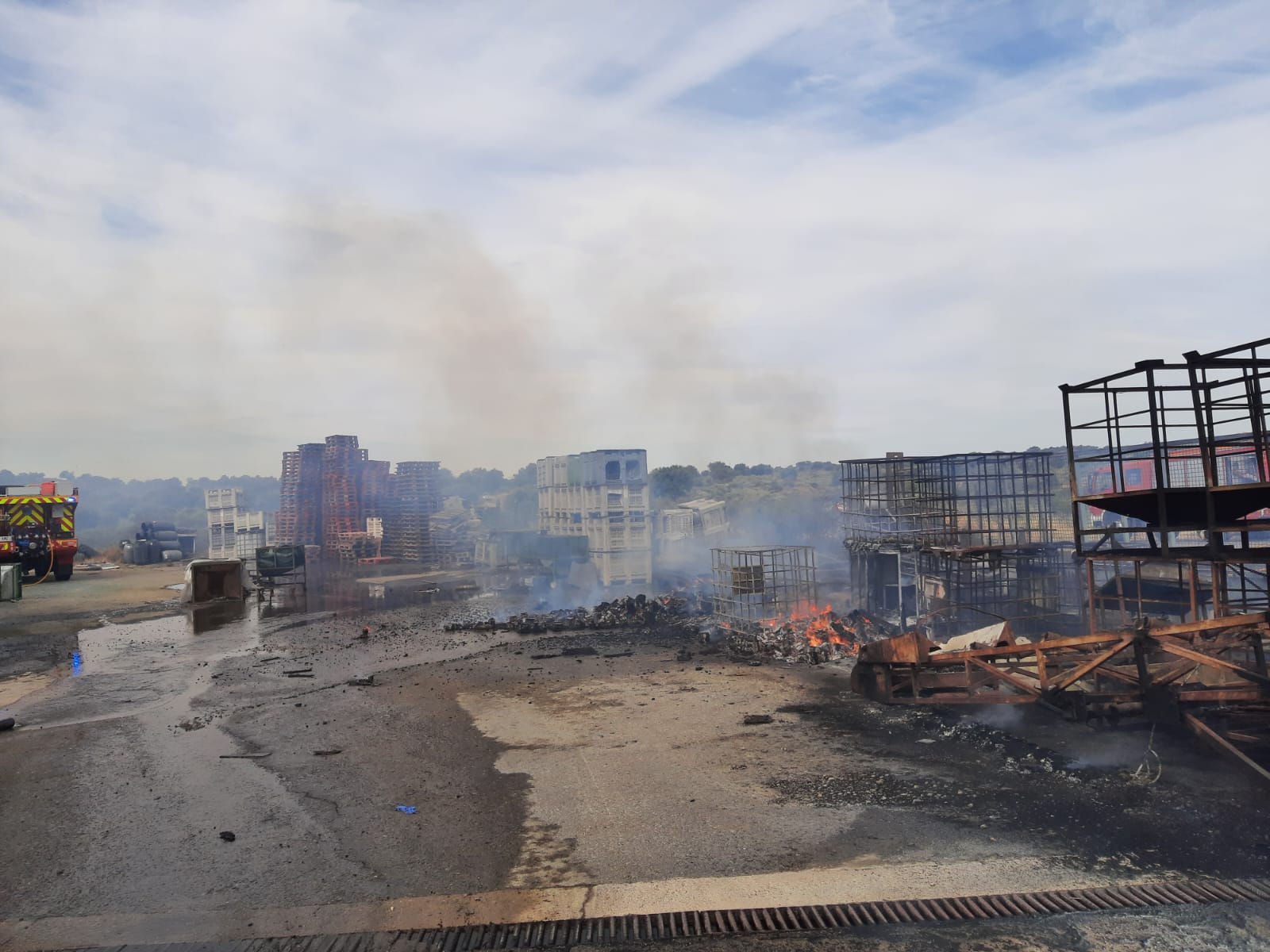 Fotos | Imágenes del incendio junto a la empresa Acenorca en Montehermoso