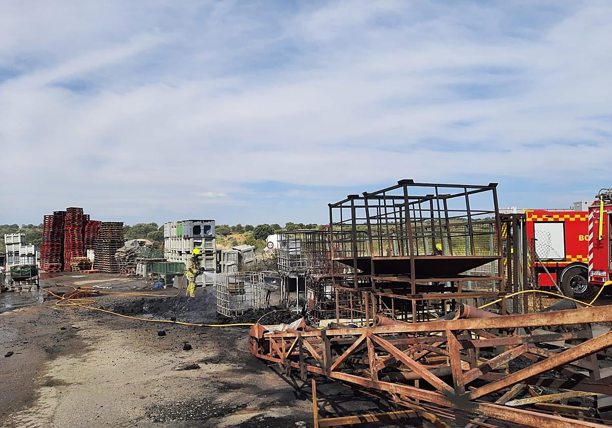 Fotos | Imágenes del incendio junto a la empresa Acenorca en Montehermoso