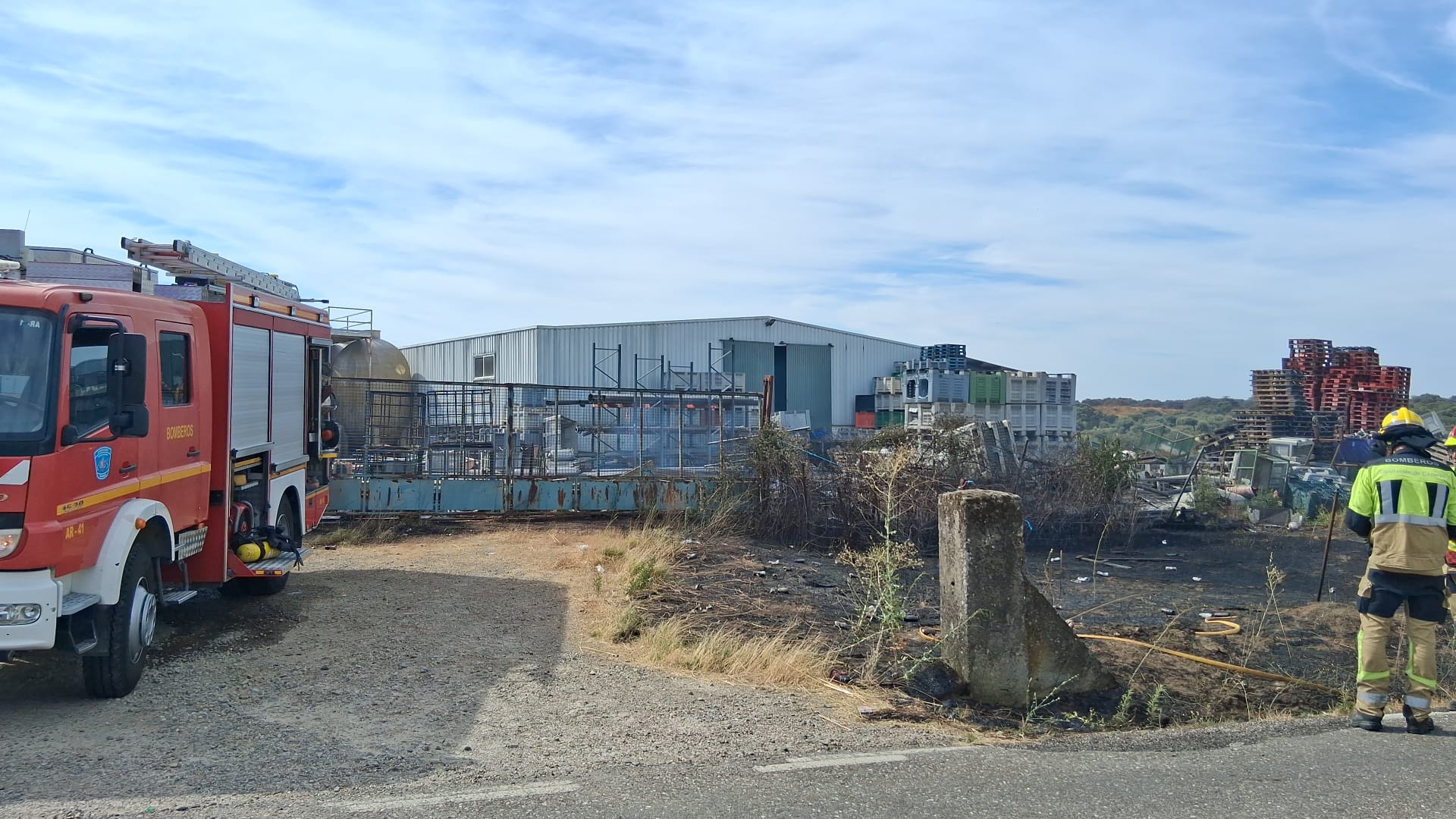 Fotos | Imágenes del incendio junto a la empresa Acenorca en Montehermoso