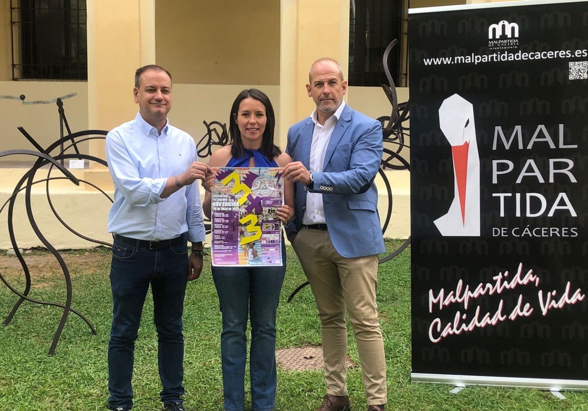 El alcalde Alfredo Aguilera, la vicepresidenta del BAM Malpartida Pilar Alcántara y el diputado de Deportes Pablo López.