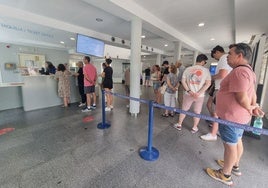 Un grupo de personas en las taquillas del Teatro y Anfiteatro para comprar las entradas, este jueves.