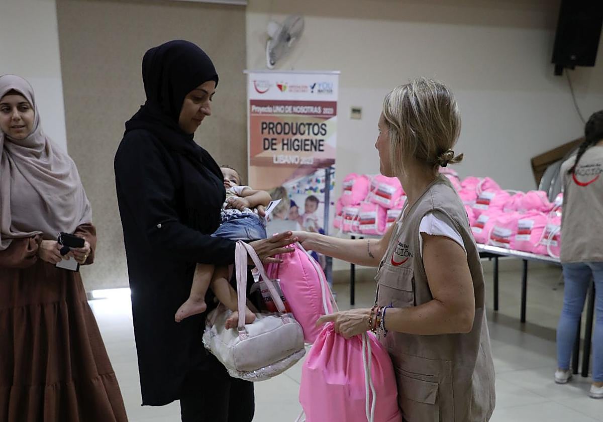 Entrega de 'kits de dignidad' a mujeres refugiadas palestinas y sirias el Líbano.