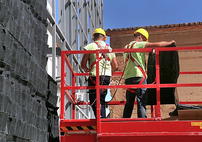 Trabajadores junto a los módulos que se están colocando.