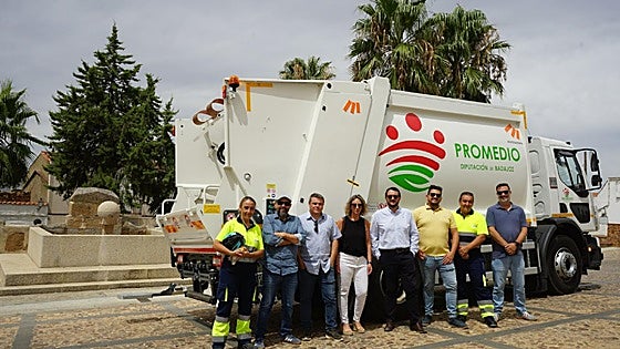 Un nuevo camión refuerza la recogida del papel y cartón en once municipios pacenses