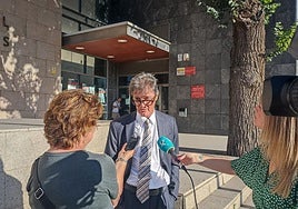 El abogado Ángel Luis Aparicio mientras atendía a los medios este viernes en los juzgados de Cáceres.