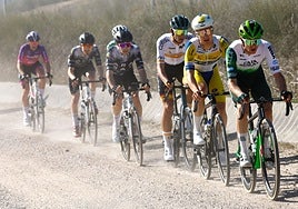 Adrián Benito, tercero en la imagen del grupo de escapada, con los colores de la selección española en la Clásica a Jaén.
