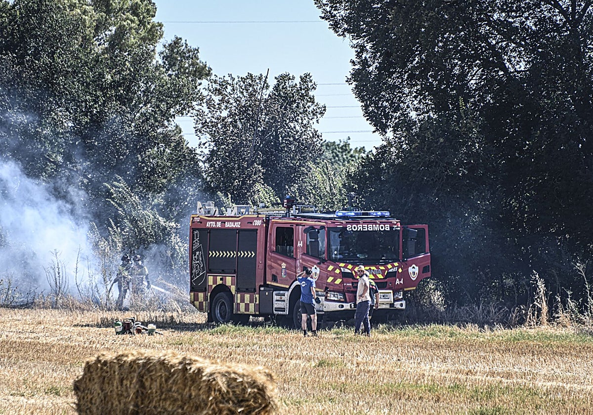 Uno de los camiones de bomberos de Badajoz en el incendio de Sancha Brava.