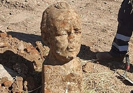 El busto de Francisco Franco desenterrado en un solar de Badajoz.