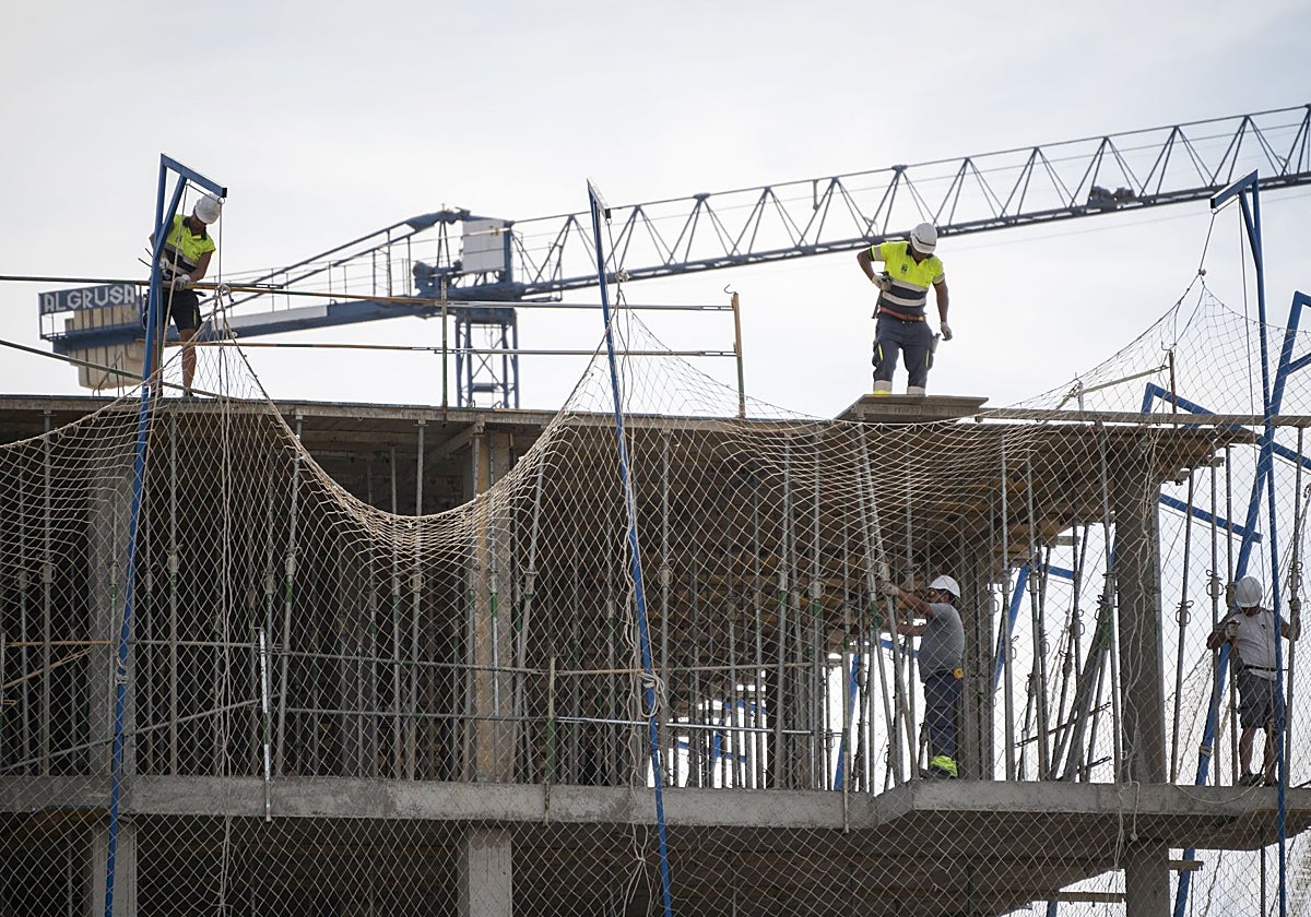 Trabajadores de la construcción en una obra en Badajoz esta semana.