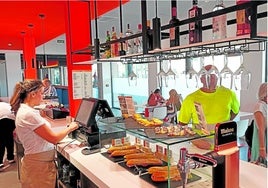 La cafetería de la estación de Renfe abrió sus puertas el pasado martes después de permanecer cinco años cerrada.