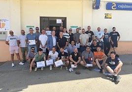 Alumnos del curso de operador minero muestran sus titulaciones al terminar la formación.