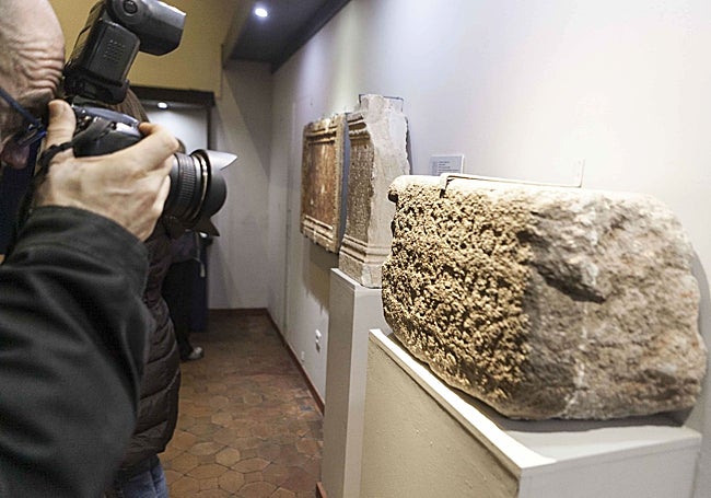 La 'piedra fundacional' de Cáceres donde aparece el nombre de Lucio Cornelio Balbo.