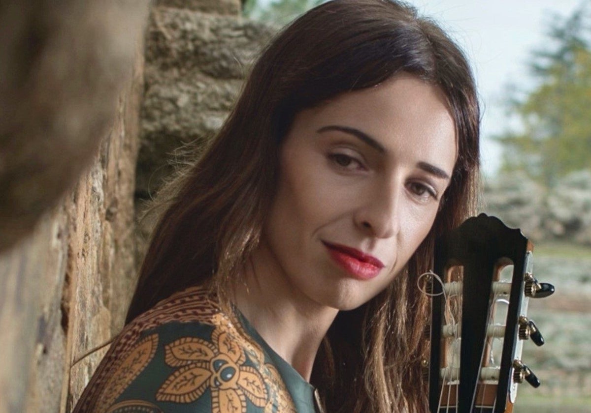 Rebeca Santiago, con su guitarra.