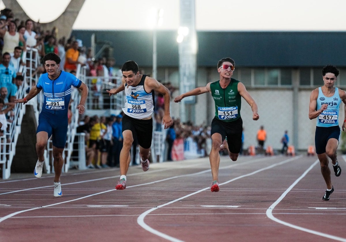 Espectacular final de los 100 metros con el pacense Jorge Hernández tercero.