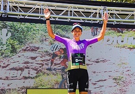 Natalia Fischer celebra en el podio su segunda victori