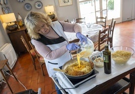 Cocinando bacalhau dourado en el restaurante 1947 de la Pousada de Elvas.