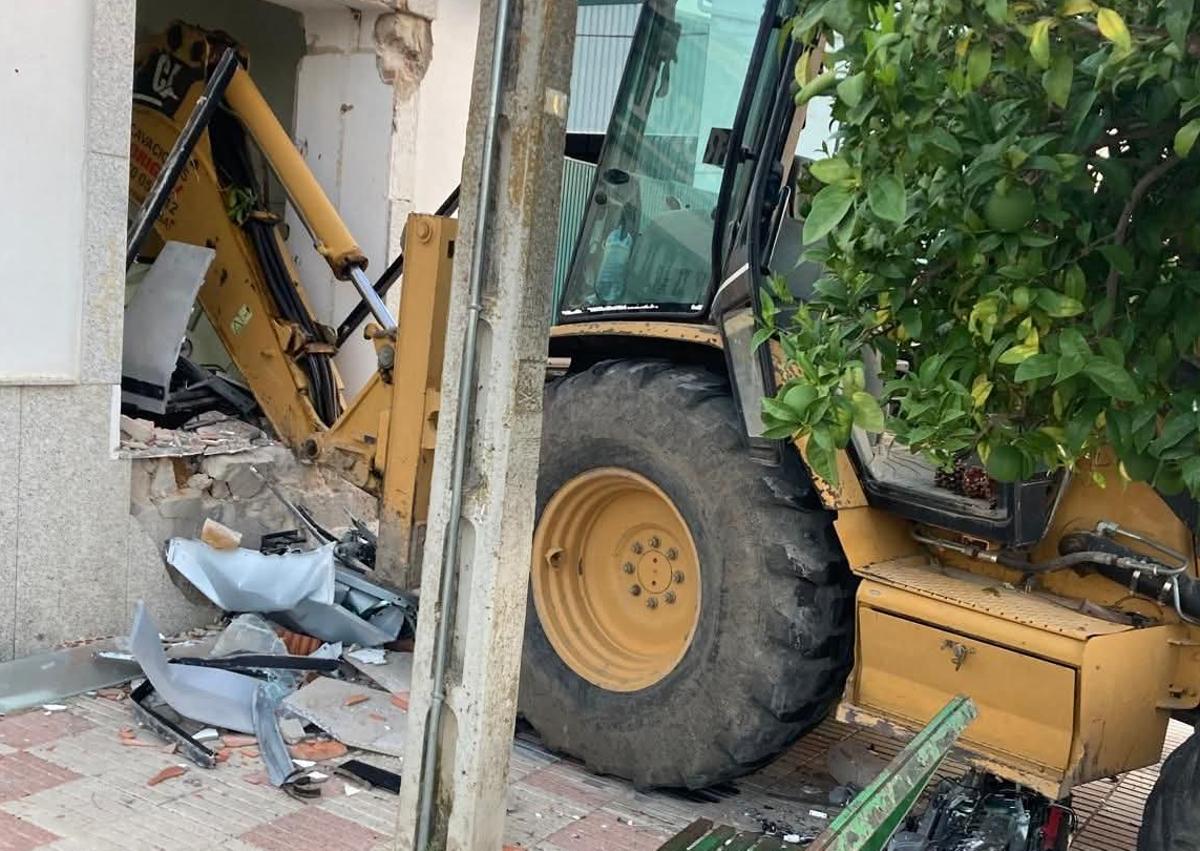 Imagen secundaria 1 - Fachada de la sucursal de Caja Rural tras el asalto sufrida por una retroexcavadora.