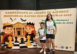 Hugo Pérez y Esther Prieto con sus trofeos y medallas de oro como campeones de España de ajedrez rápido.