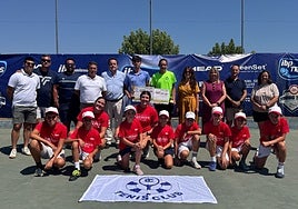 Los finalistas Adam Martín y Pablo Hermoso posan con las autoridades y recogepelotas.